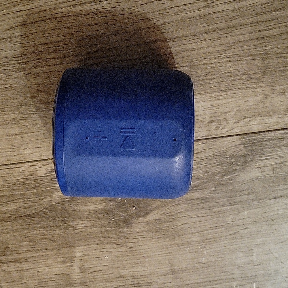 Blackweb sound pebble